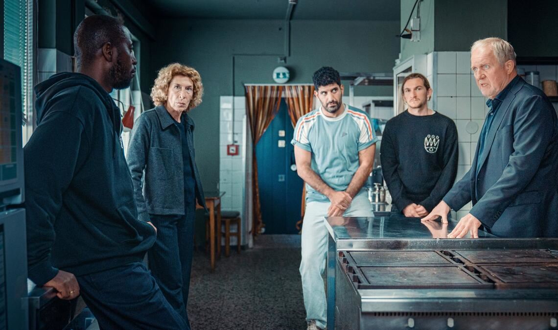 Bibi Fellner (Adele Neuhauser, zweite von links) und Moritz Eisner (Harald Krassnitzer, ganz rechts) ermitteln in einer Jugendhilfe-Einrichtung.