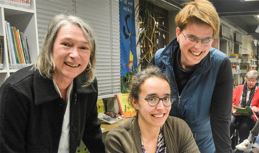 Bibliotheksleiterin Claudia Heiler (li.) und Vhs-Leiterin Dr. Martina Terp-Schunter (re.) begrüßen Ramona Deeg in der Reihe „Meine Lieblingsbücher“. 