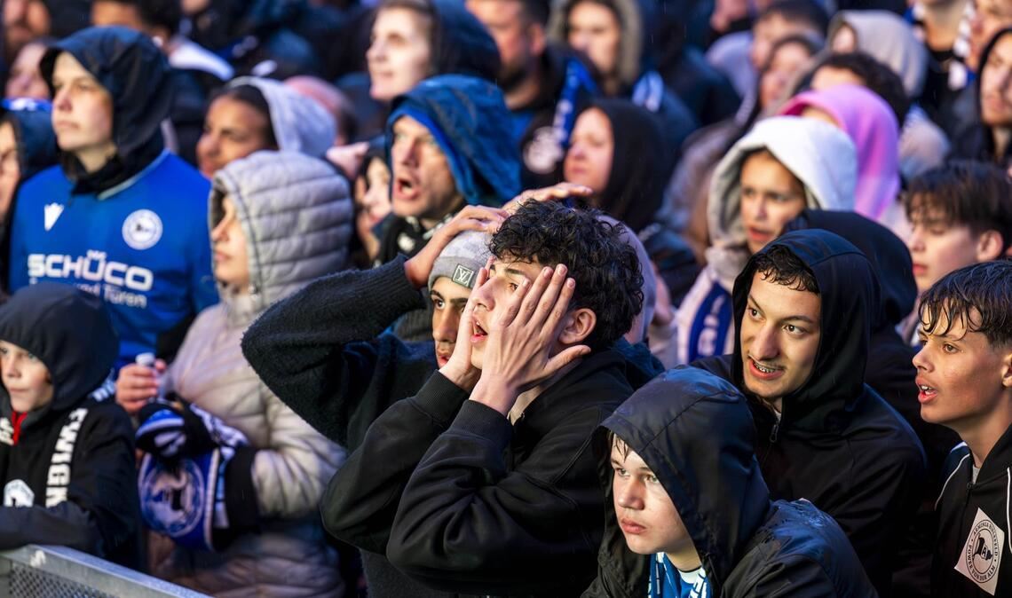 Bielefeld am 24. Mai 2025 im Fußballfieber – Pokalfinale VfB Stuttgart gegen Arminia Bielefeld: Die Fans reagieren auf die Stuttgarter Tore in der ersten Halbzeit. Die Arminia-Fans schauen das Spiel beim Public Viewing auf dem Jahnplatz in der Innenstadt.