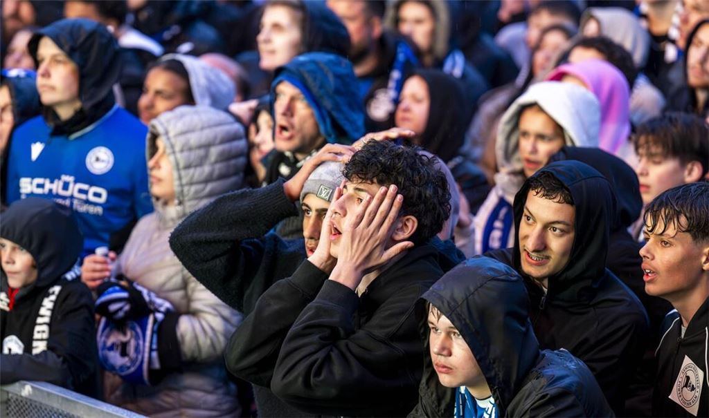 Bielefeld am 24. Mai 2025 im Fußballfieber – Pokalfinale VfB Stuttgart gegen Arminia Bielefeld: Die Fans reagieren auf die Stuttgarter Tore in der ersten Halbzeit. Die Arminia-Fans schauen das Spiel beim Public Viewing auf dem Jahnplatz in der Innenstadt.