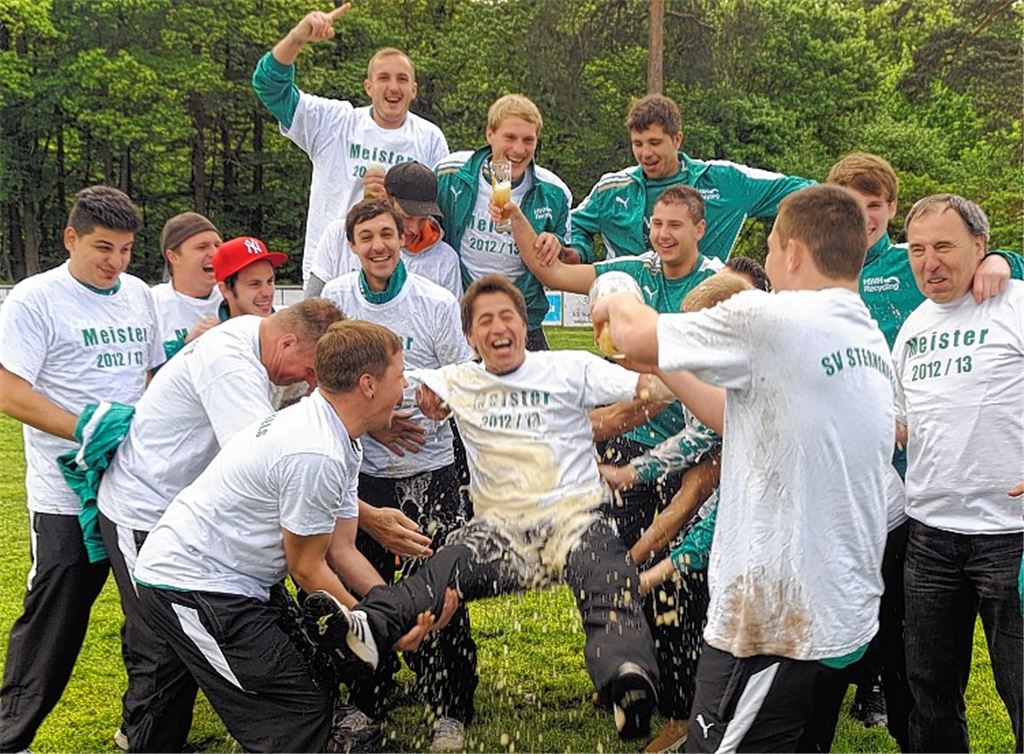 Bierdusche für Trainer Özalp: Der SV Sternenfels feiert im Mai die Meisterschaft in der Kreisliga C5. Am Sonntag beginnt die Saison in der B-Liga gleich mit einer schweren Aufgabe. 
