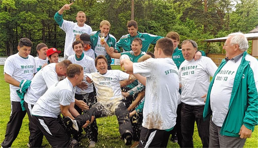 Bierdusche für den Trainer: Die Spieler des SV Sternenfels schenken ihrem Trainer Imam Özalp am Sonntag überaus großzügig ein. Das Team sichert durch sich durch einen Sieg am grünen Tisch in der Kreisliga C5 vorzeitig den verdienten Aufstieg in die B-Klasse. 