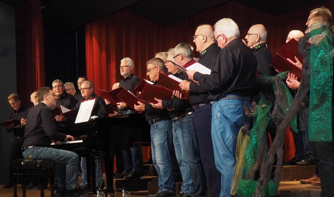Bieten gute Unterhaltung nach einem guten Essen: der klassische Männerchor des MGV Ötisheim und der gemischte Chor „Klangtastisch“ (Foto unten). Fotos: Müller