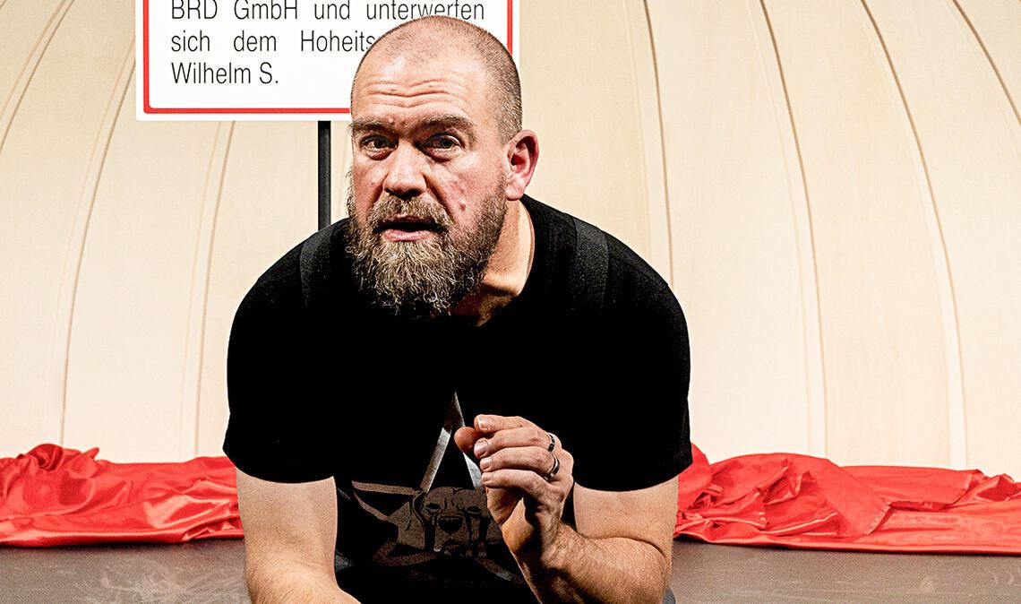 Bietet eine bitterböse Satire: Tobias Gondolf als „Wilhelm S.“. Fotos: Schröder, Landesbühne/Ramm