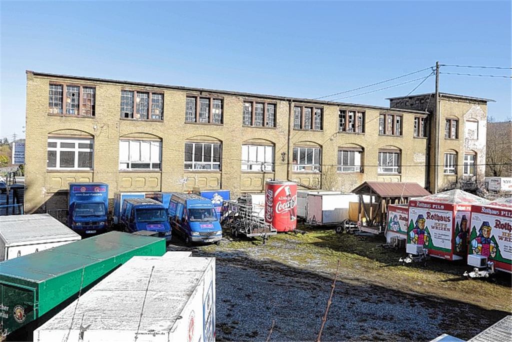 Bietet keinen einladenden Anblick: die ehemalige Lederfabrik an der B10. Foto: Tilo Keller