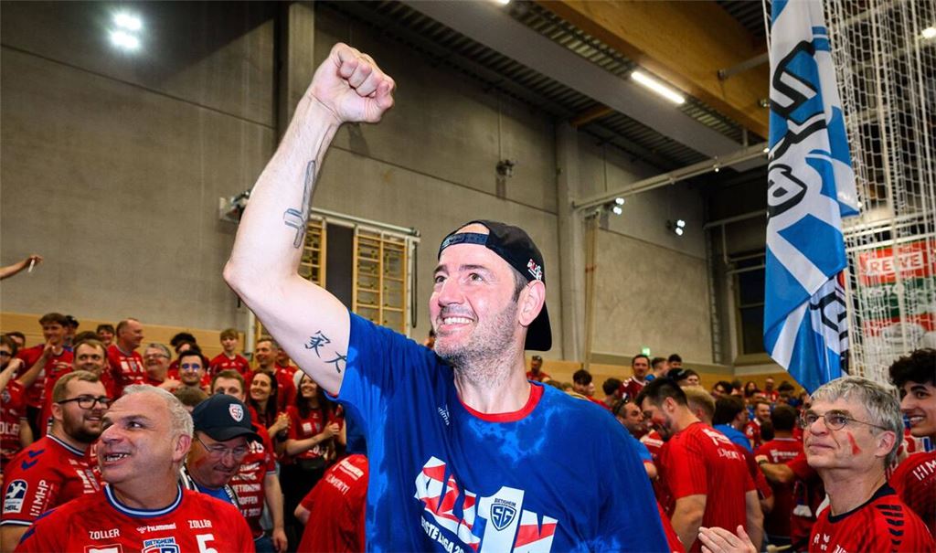 Bietigheims Trainer Iker Romero jubelt nach dem Aufstiegsparty-Match beim HC Oppenweiler/Backnang.