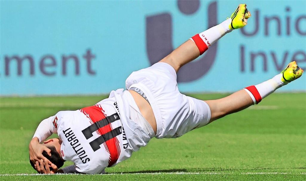 Bilal El Khannouss geht im Spiel gegen Hoffenheim zu Boden – steht kurze Zeit später aber wieder auf.