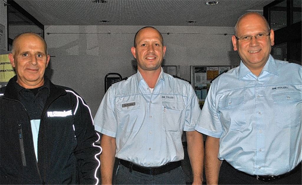Bilanz ziehen (v. re.) Karlheinz Lachstädter, Leiter des Polizeireviers Mühlacker , Polizeihauptkommissar Klaus Schulze vom Illinger Polizeiposten und Gemeindevollzugsbeamter Thomas Binting, der seit dem 1. Juli im Einsatz ist.
