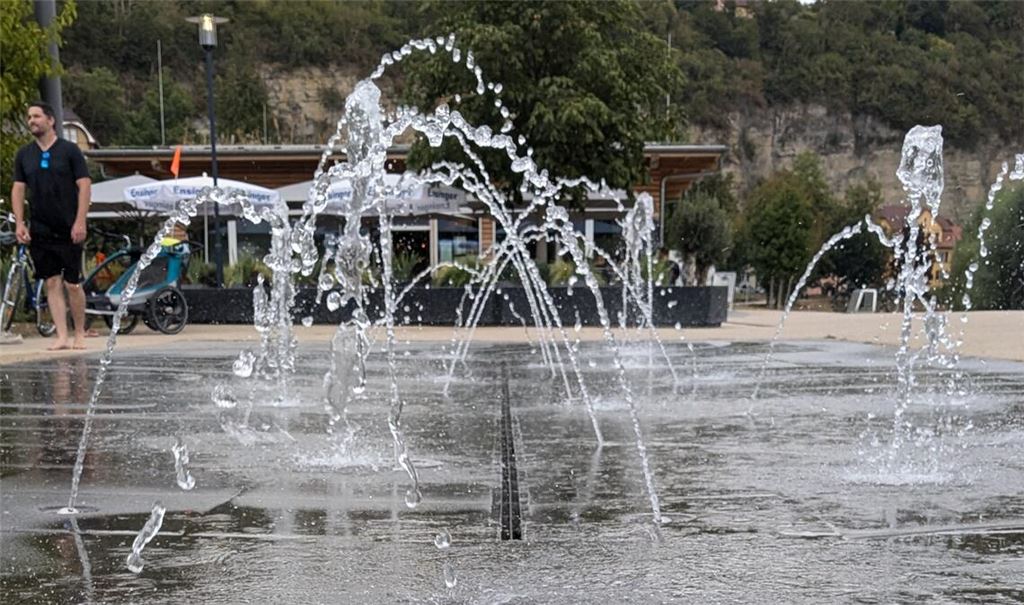 Wasser auf dem Fontänenplatz sprudelt wieder