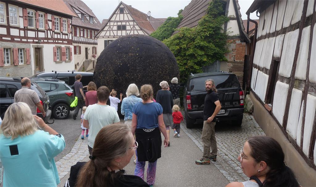 Augen auf: Der Black Ball rollt durch Mühlacker