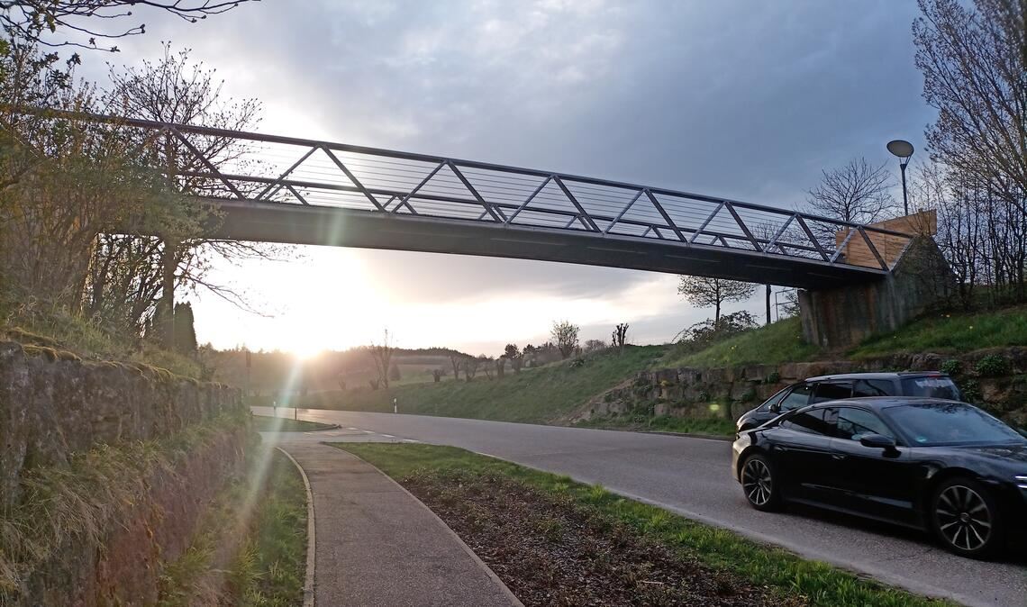 Vorher – nachher: Marode Brücke ist ruck, zuck weg