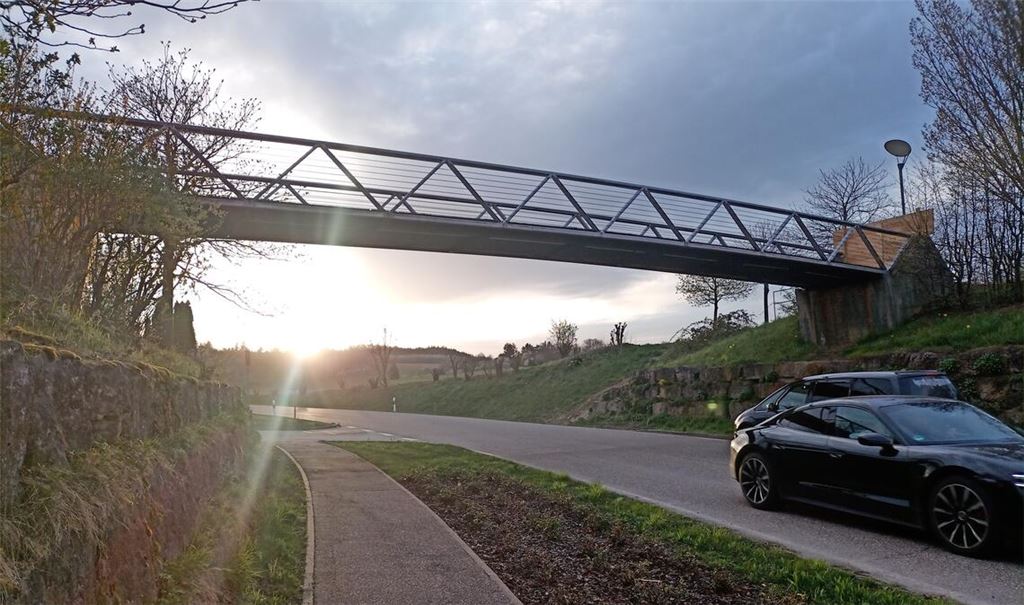 Vorher – nachher: Marode Brücke ist ruck, zuck weg