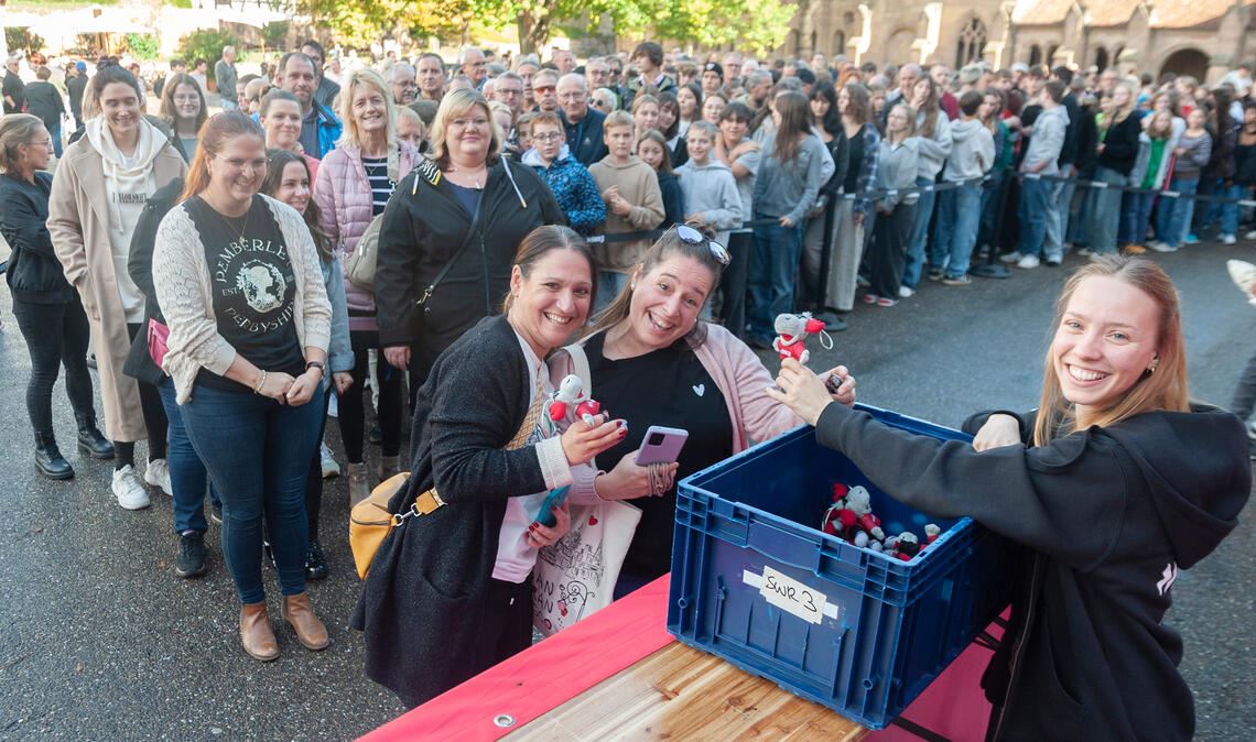 „Elch-Alarm“ lockt 800 SWR3-Fans in den Klosterhof „Elch-Alarm“ lockt 800 SWR3-Fans in den Klosterhof