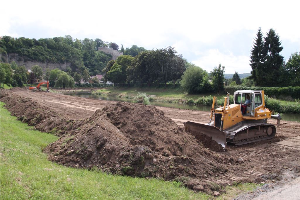 Baustelle Enz: Die Firma Hirschberger-Kusterer setzt schweres Gerät ein.  Foto: Franz