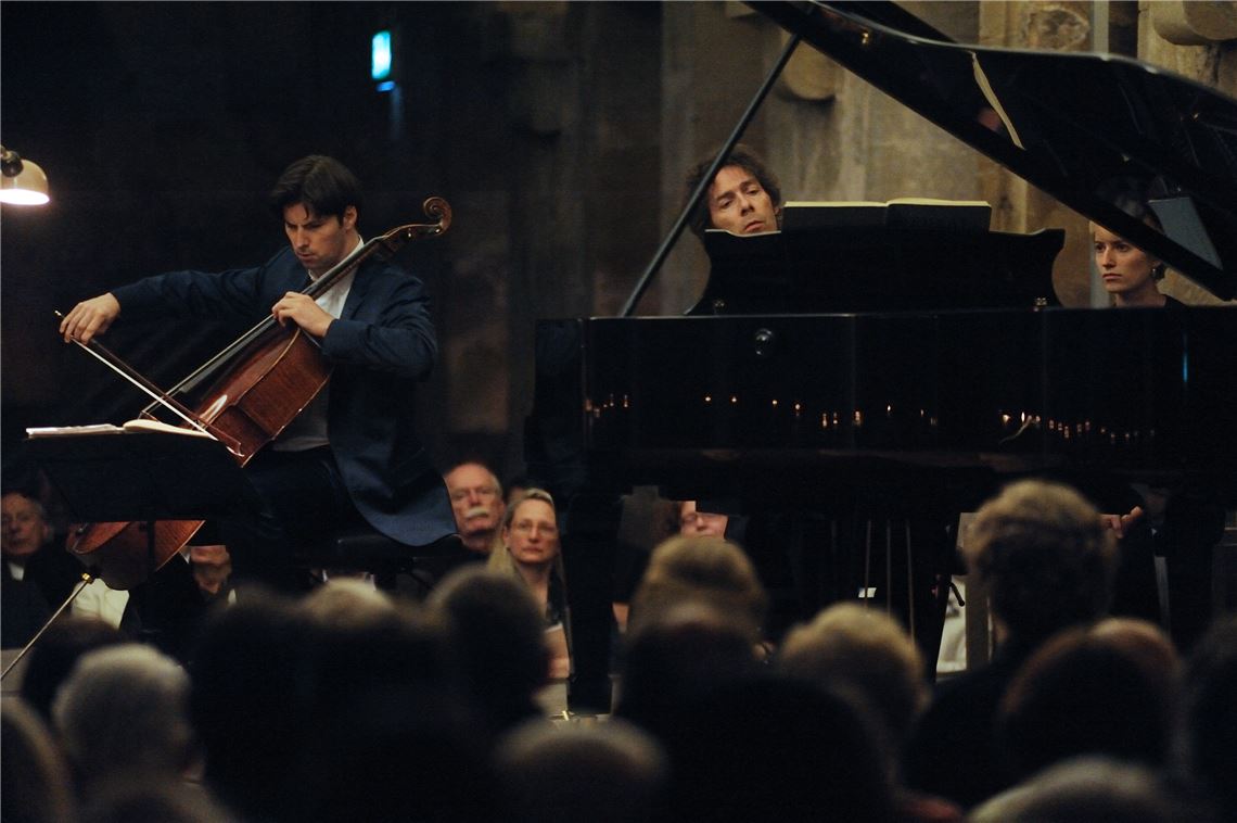 Der Cellist Daniel Müller-Schott und der Pianist Bernd Glemser begeistern das Publikum im Laienrefektorium des Maulbronner Klosters.  Foto: Fotomoment