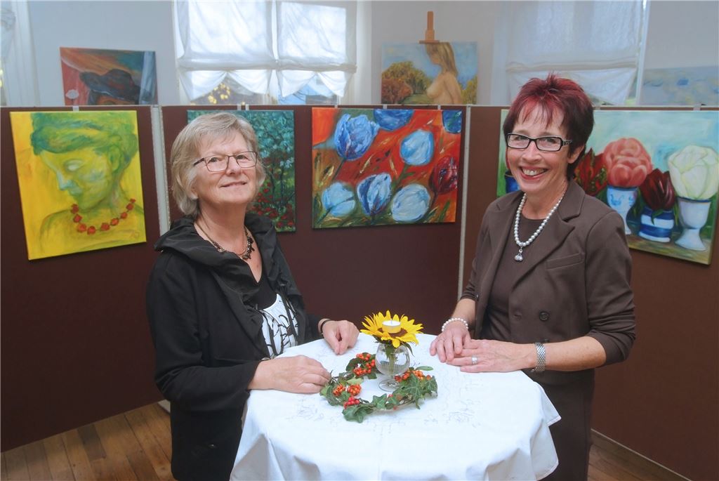 Vereinsvorsitzende Waltraud Piechatzek (re.) und Künstlerin Annamaria Jeuk.  Foto: Fotomoment