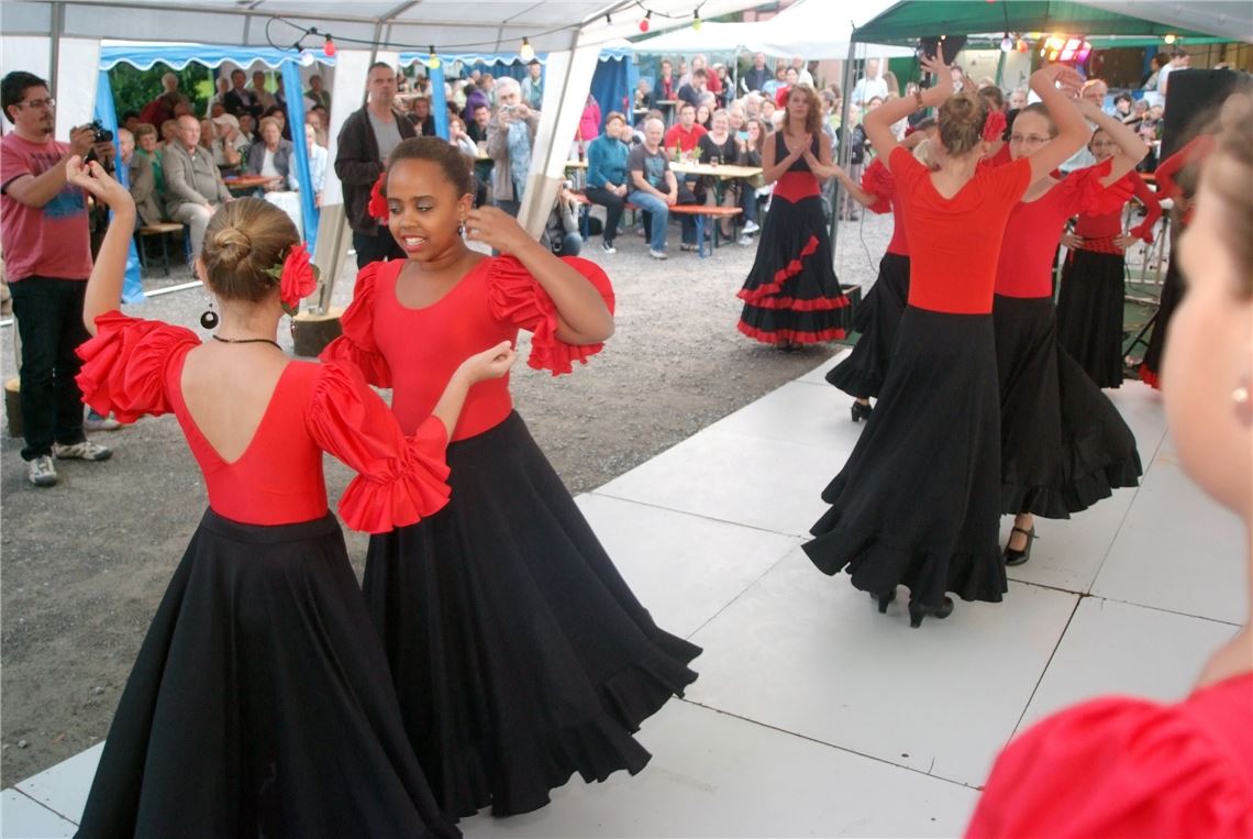 Die Flamencogruppe des TSV Knittlingen sorgt für spanisches Flair beim Lichterfest des Akkordeonorchesters.  Foto: Fotomoment