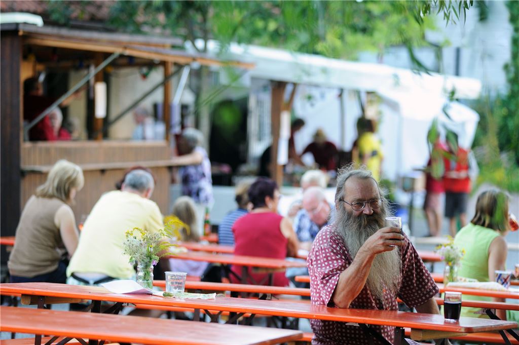 Kurt Franke (re.) stößt am Samstag als einer der ersten Gäste auf das sommerliche Weindörfle in Hohenklingen an.  Foto: Fotomoment