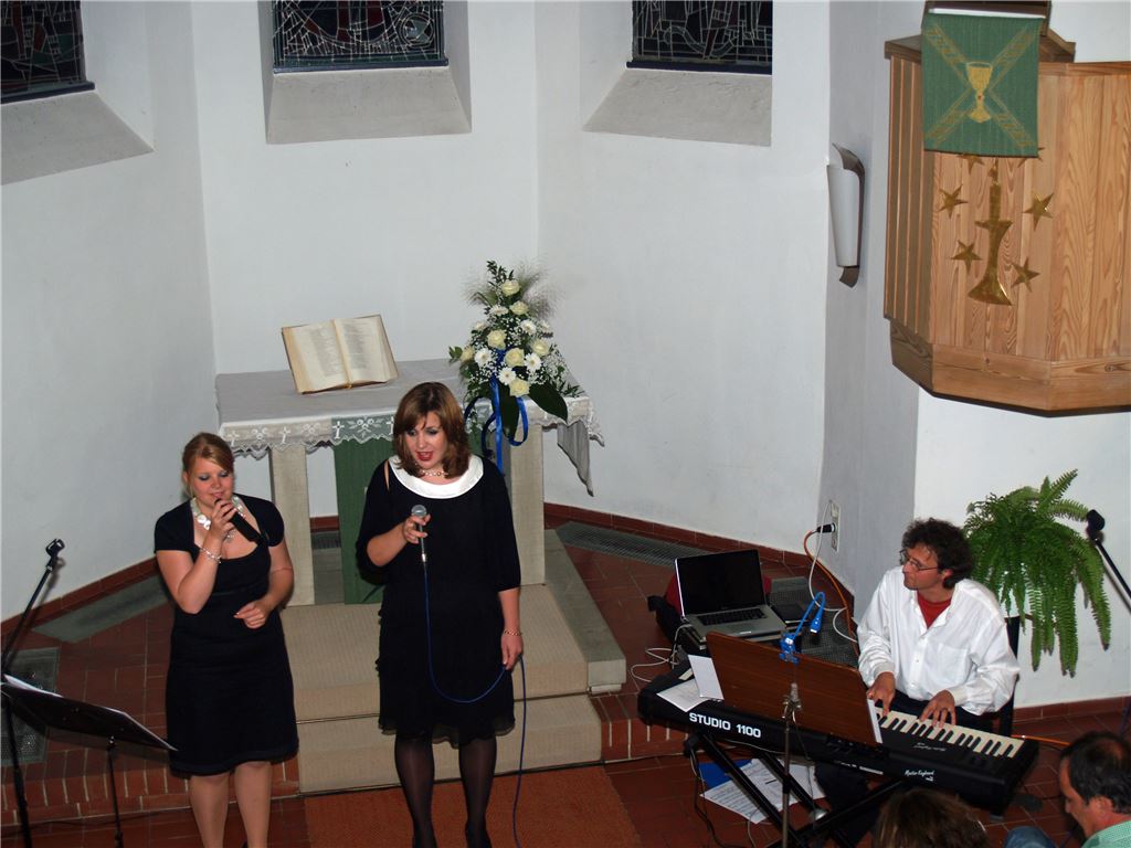 Die Gruppe „CB² and Friends“ mit den Sängerinnen Carolin Bliklen und Laura Wick, begleitet am E-Piano von Christoph Bauer, gibt ein Benefizkonzert in Kleinvillars.  Foto: Filitz