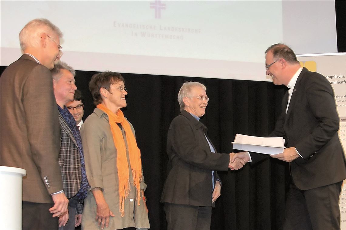 Preisverleihung in Stuttgart (v.re.): Landesbischof Frank Otfried July, die Organisatorinnen der Begegnungsnachmittage, Rita Kuß, Brigitta Schmid und Ida Eberhard, und Pfarrer Jürgen Götze.  Foto: Meffle