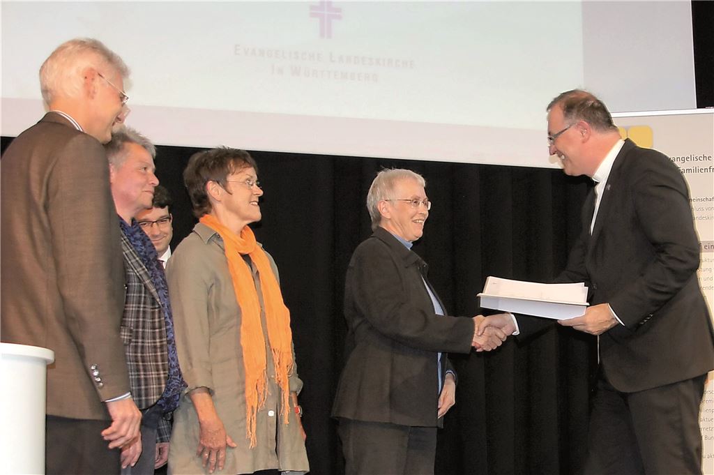 Preisverleihung in Stuttgart (v.re.): Landesbischof Frank Otfried July, die Organisatorinnen der Begegnungsnachmittage, Rita Kuß, Brigitta Schmid und Ida Eberhard, und Pfarrer Jürgen Götze.  Foto: Meffle