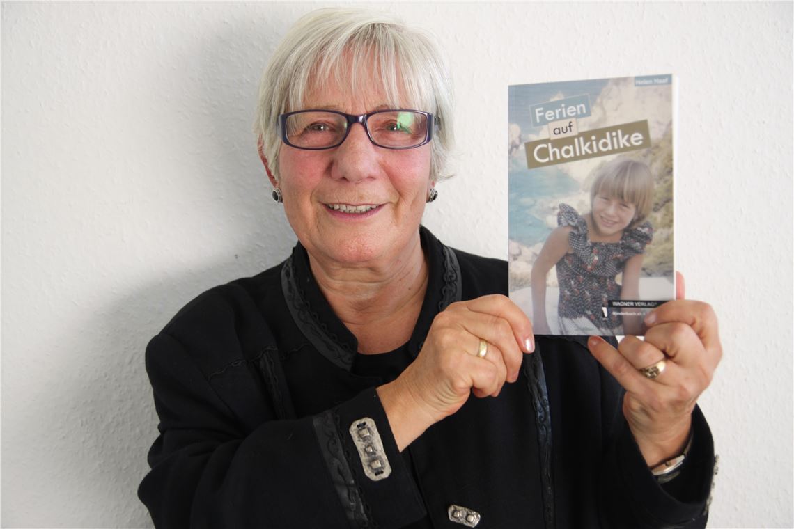 Helen Haaf hofft, dass sie mit Hilfe des Honorars für ihr Taschenbusch „Ferien auf Chalkidike“ viele bedürftige Menschen in Deutschland und Griechenland unterstützen kann.   Foto: Disselhoff