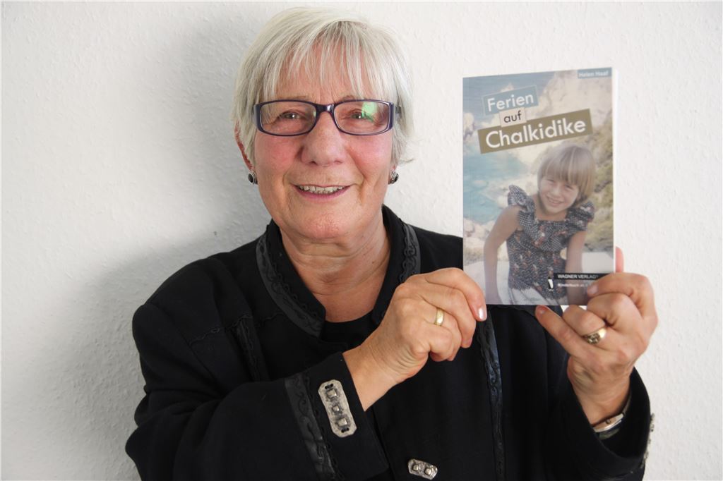 Helen Haaf hofft, dass sie mit Hilfe des Honorars für ihr Taschenbusch „Ferien auf Chalkidike“ viele bedürftige Menschen in Deutschland und Griechenland unterstützen kann.   Foto: Disselhoff