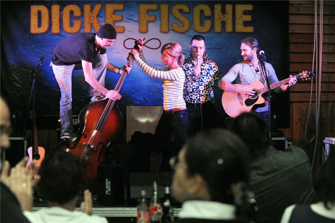 Verstärkung aus dem Publikum holt sich die Elvis-Presley-Tribute-Band „Andy King“ bei ihrem spontanen Auftritt in der Turn- und Festhalle Zaisersweiher.  Foto: Fotomoment