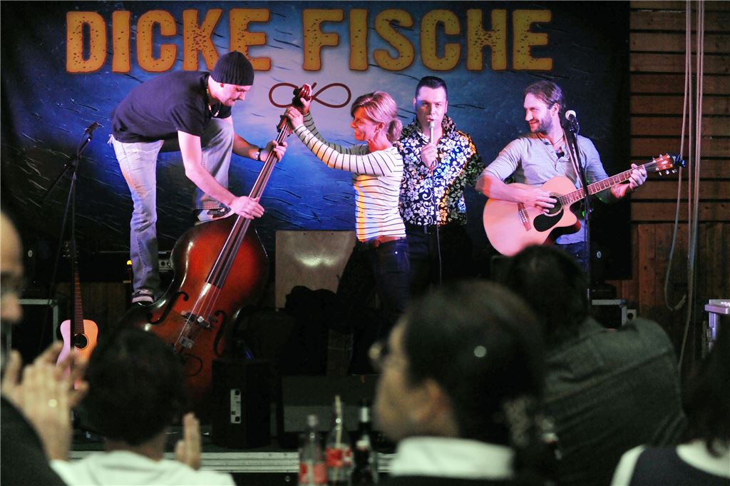 Verstärkung aus dem Publikum holt sich die Elvis-Presley-Tribute-Band „Andy King“ bei ihrem spontanen Auftritt in der Turn- und Festhalle Zaisersweiher.  Foto: Fotomoment
