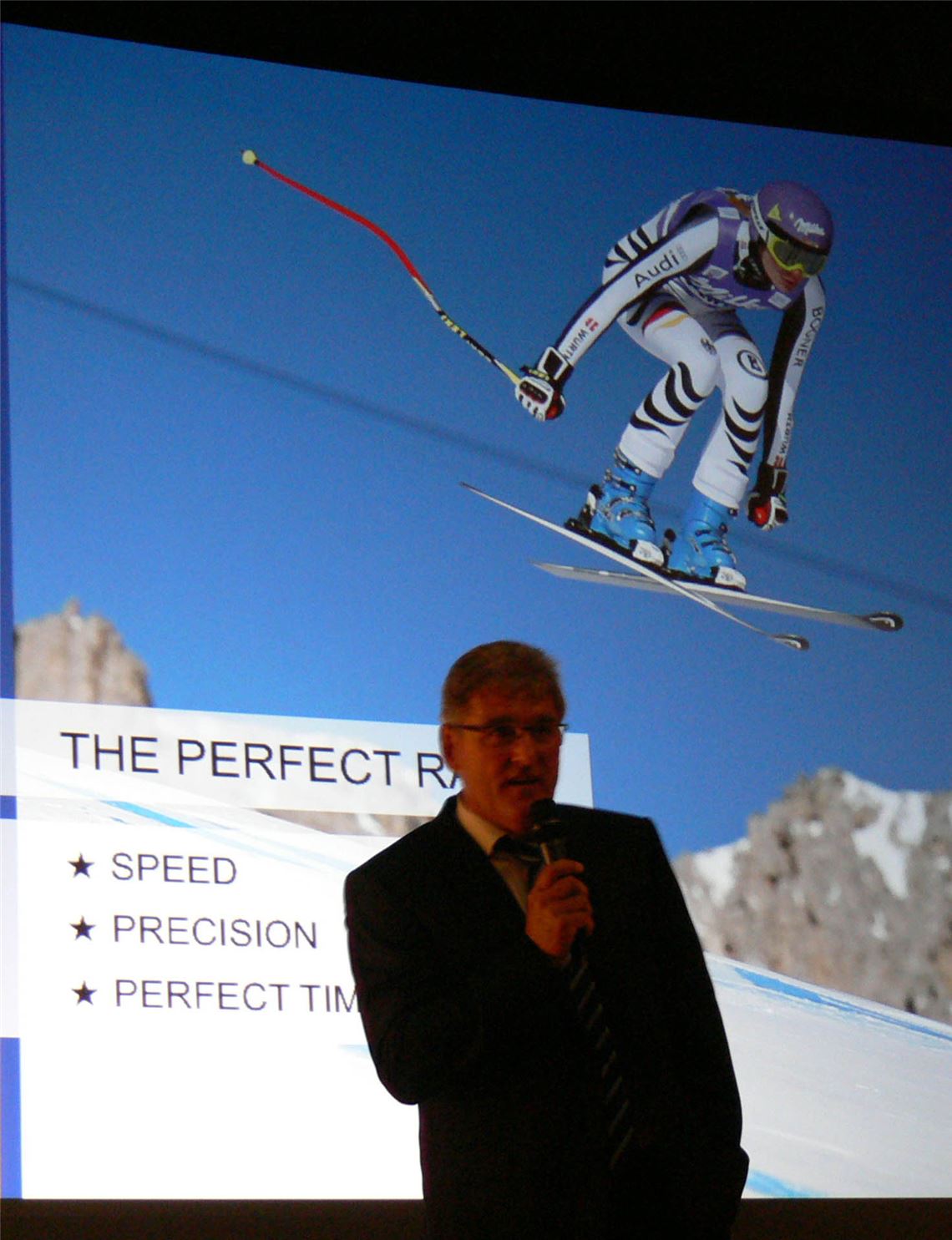 Als „Dompteur“ im spektakulären Skizirkus muss Günter Hujara manchen Balanceakt meistern. Foto: Garhöfer