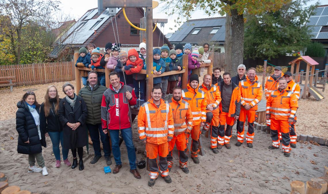 Kinder danken dem Bauhof für ihren neuen Spielplatz