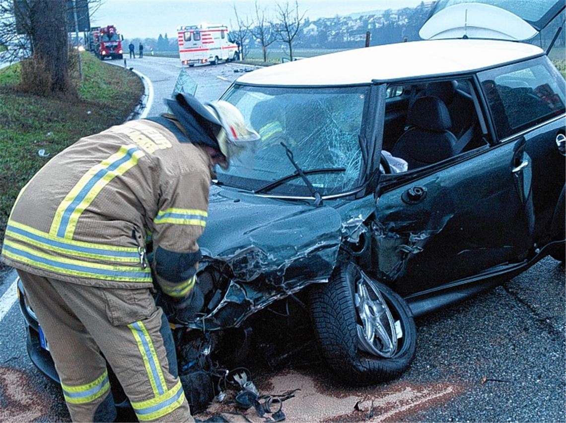 Mini Cooper prallt in den Gegenverkehr