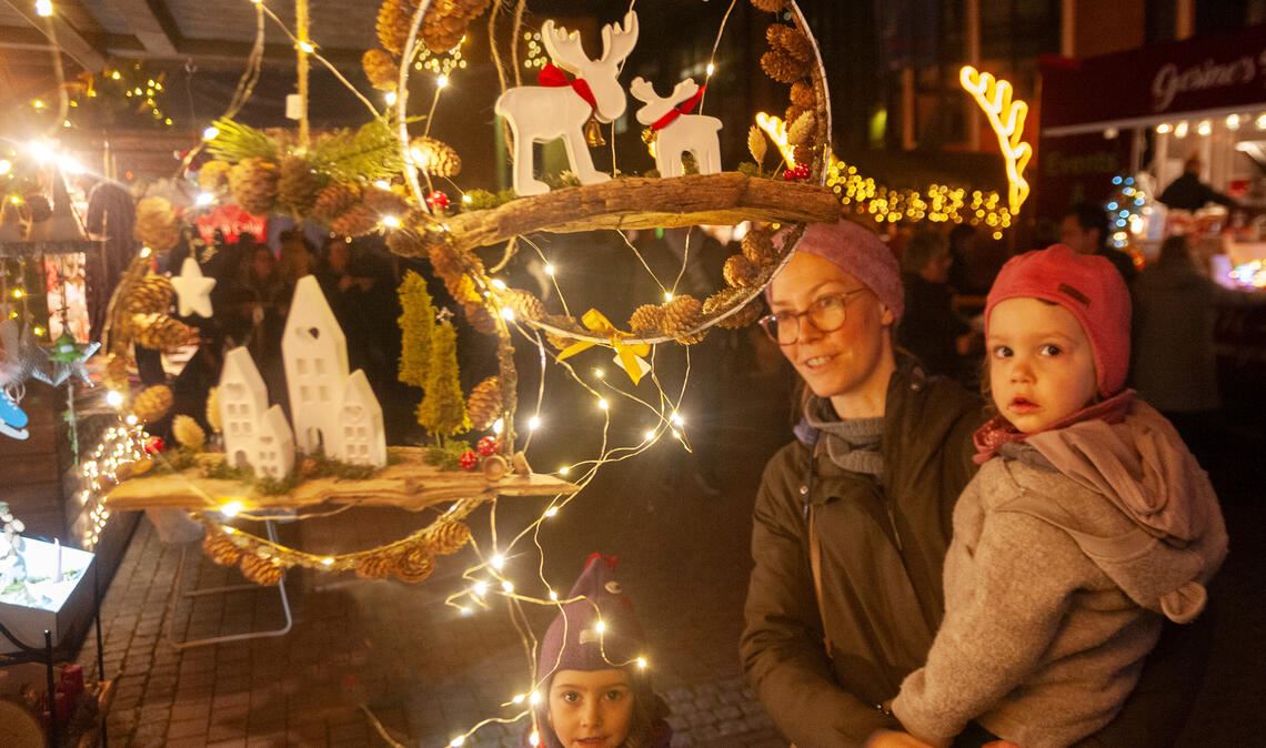 Geburtstagskind eröffnet den Mühlacker Weihnachtsmarkt