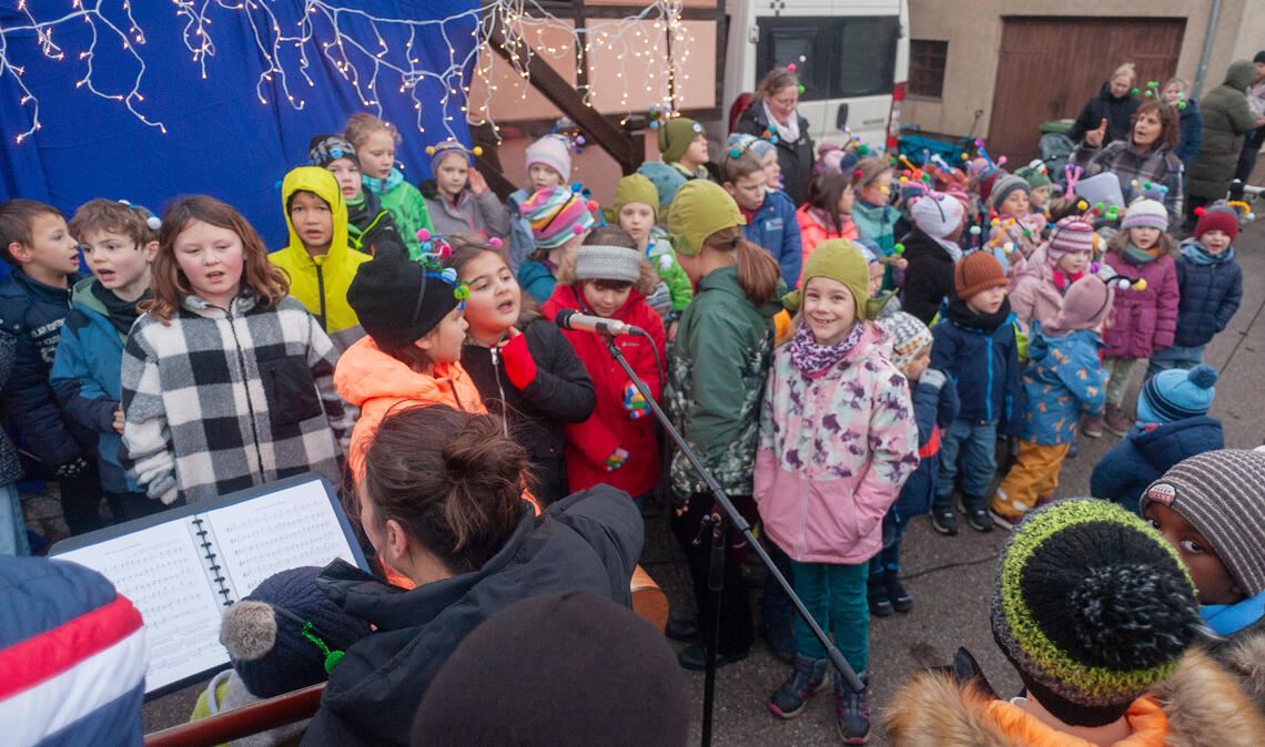 Kinder geben Startschuss zum Adventsmarkt