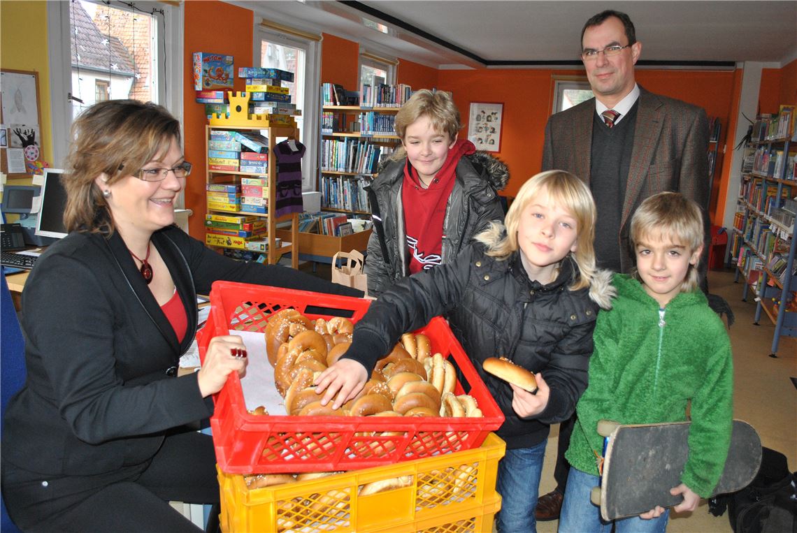 Traditionell werden am letzten Tag des Jahres in Mühlhausen die „Neujahrsringle“ verteilt. Abholen können sie alle ledigen Bürger des Mühlacker Stadtteiles.  Foto: Stahlfeld