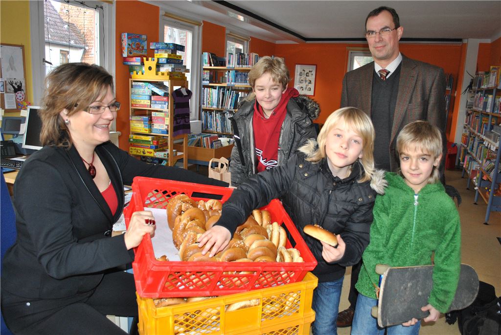 Traditionell werden am letzten Tag des Jahres in Mühlhausen die „Neujahrsringle“ verteilt. Abholen können sie alle ledigen Bürger des Mühlacker Stadtteiles.  Foto: Stahlfeld