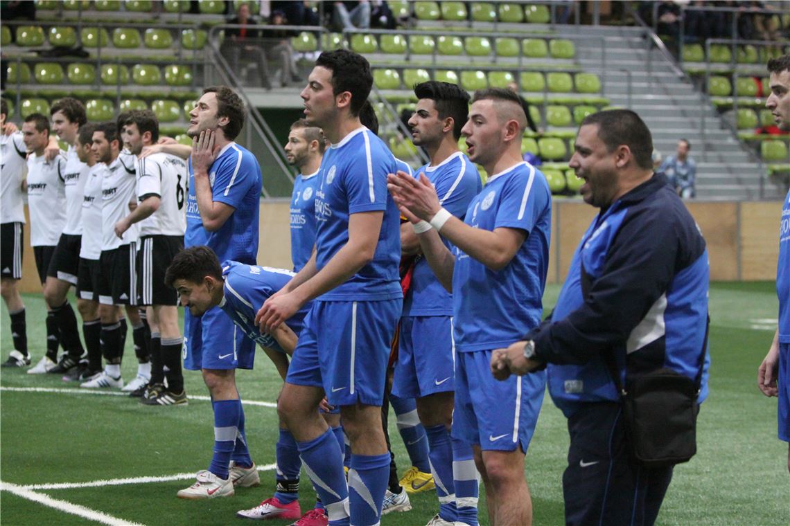 Bangen im Neunmeterschießen: Bei der Sindelfinger Hallenfußballgala haben sich die Nullachter für den Hallenstadtpokal eingespielt.  Foto: Eigner