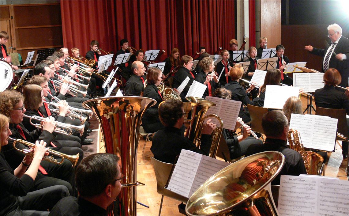 Das Große Blasorchester des Musikvereins Freudenstein bei seinem traditionellen Silvesterkonzert in der Mehrzweckhalle.  (Foto: Garhöfer)