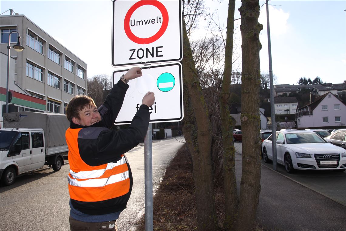 Nur noch „Grün“ gilt: Armin Saussele vom Bauhof deckt „Gelb“ am Hinweisschild ab.   Foto: Sadler