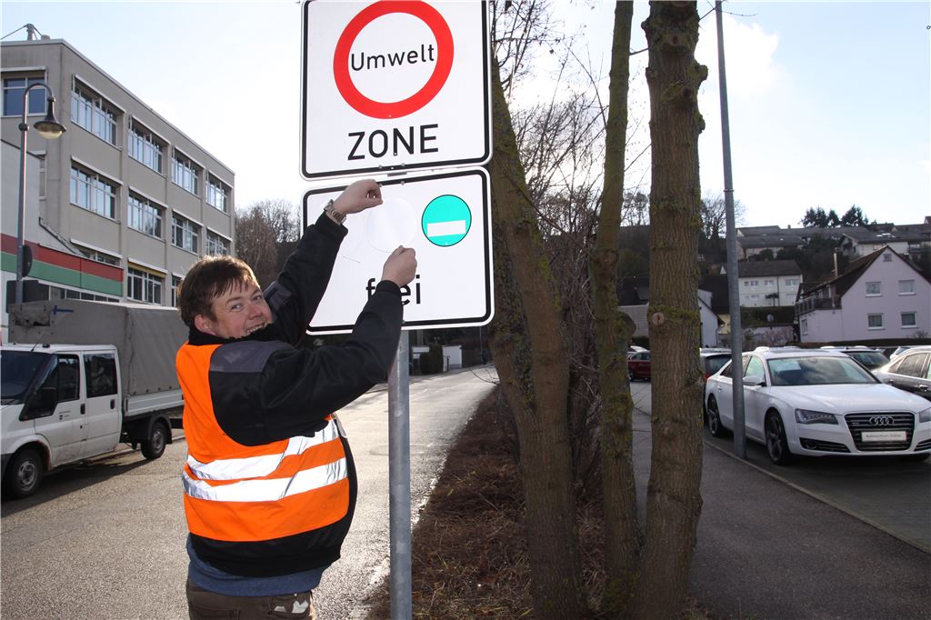 Nur noch „Grün“ gilt: Armin Saussele vom Bauhof deckt „Gelb“ am Hinweisschild ab.   Foto: Sadler