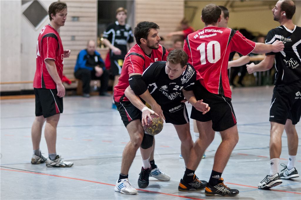 ndspiel vor einem Jahr: Der TSV Knittlingen (in Schwarz) setzt sich gegen den Überraschungsfinalisten SG Pforzheim/Wiernsheim durch.  Archivfoto: Zschorsch