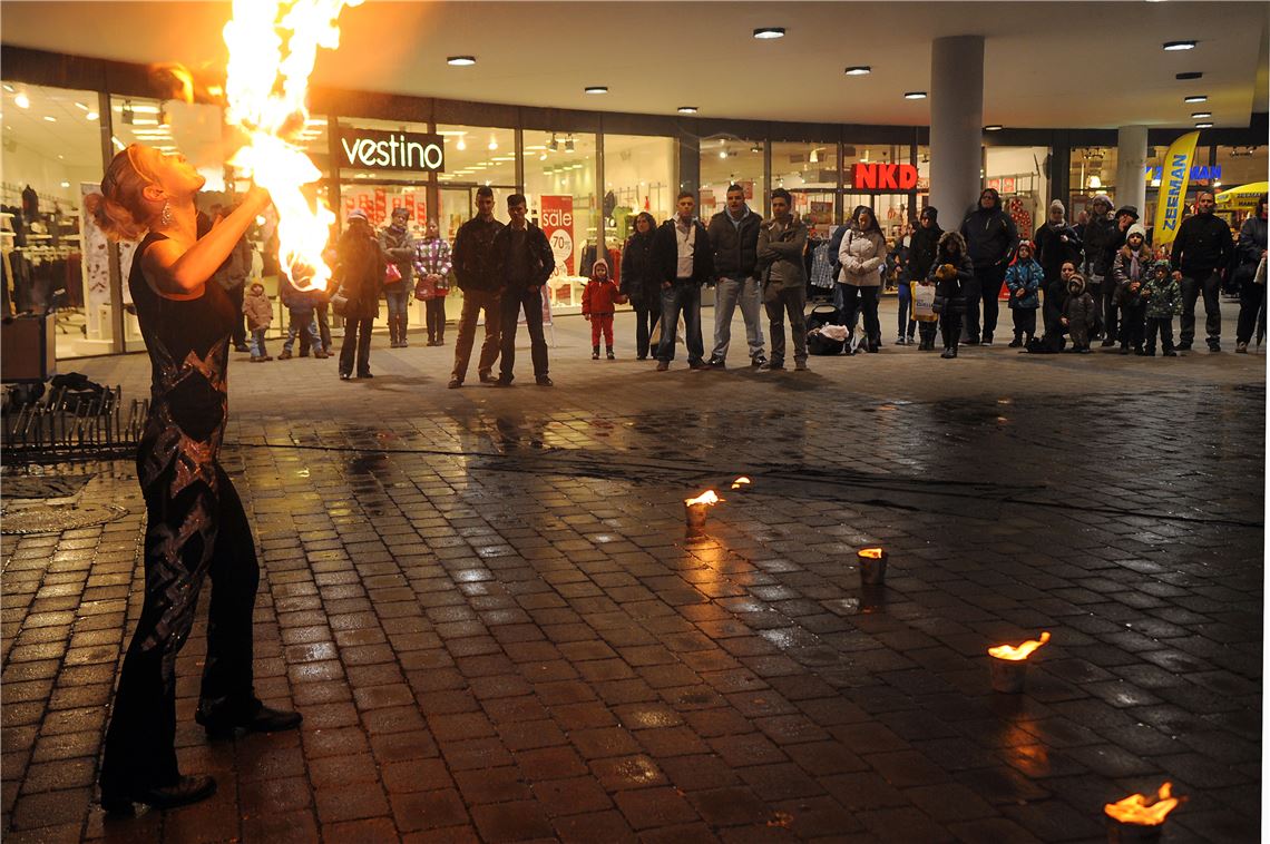 Dance with fire: Stefanie Fleschutz präsentierte an der Drehscheibe eine Feuershow. (Foto: Fotomoment)
