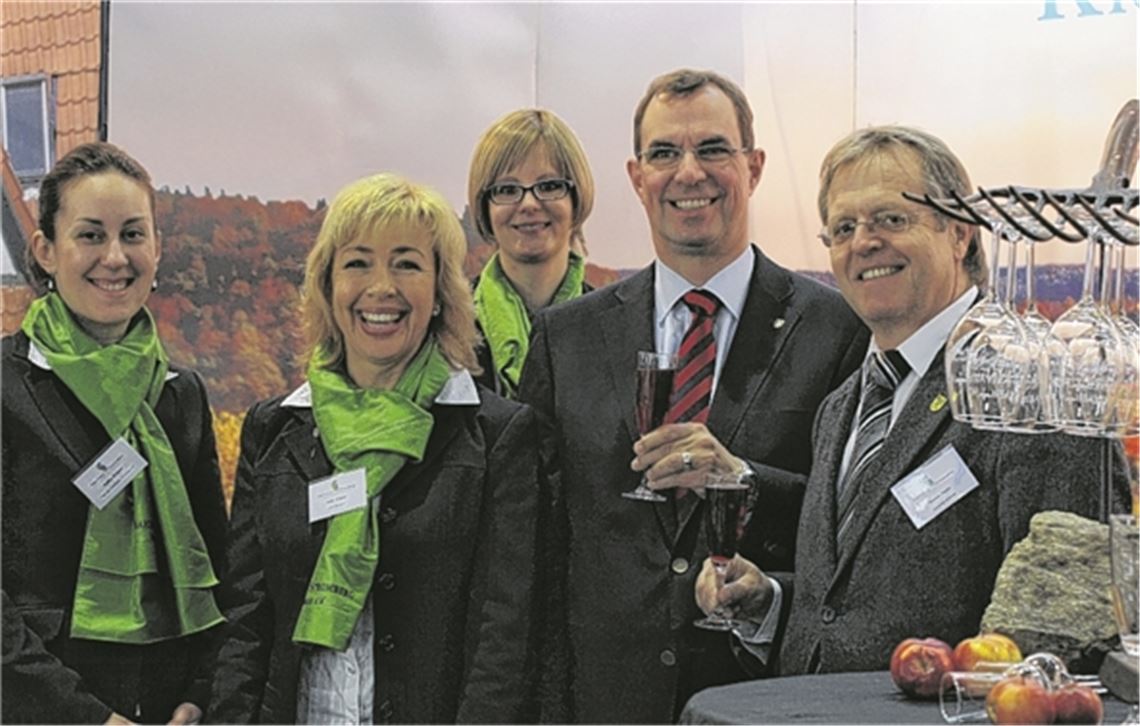 Bürgermeister Werner Henle (re.) und Mühlackers Oberbürgermeister Frank Schneider präsentieren gemeinsam mit charmanten Damen der Region auf der CMT. (Foto: Recken)