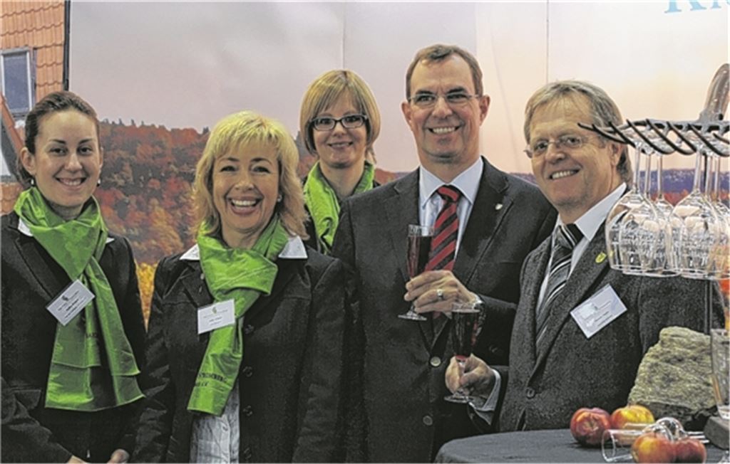 Bürgermeister Werner Henle (re.) und Mühlackers Oberbürgermeister Frank Schneider präsentieren gemeinsam mit charmanten Damen der Region auf der CMT. (Foto: Recken)