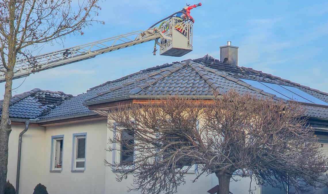 Dachstuhlbrand am Keltenring: Feuerwehr rettet Bewohner über Balkon