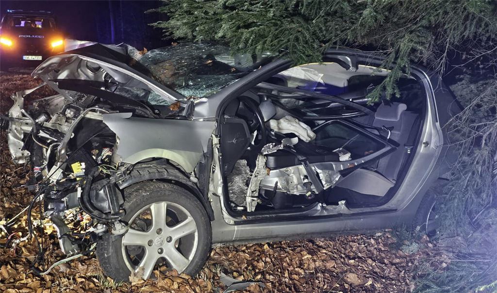 Unfall bei Öschelbronn: Wagen zerschellt an Baum