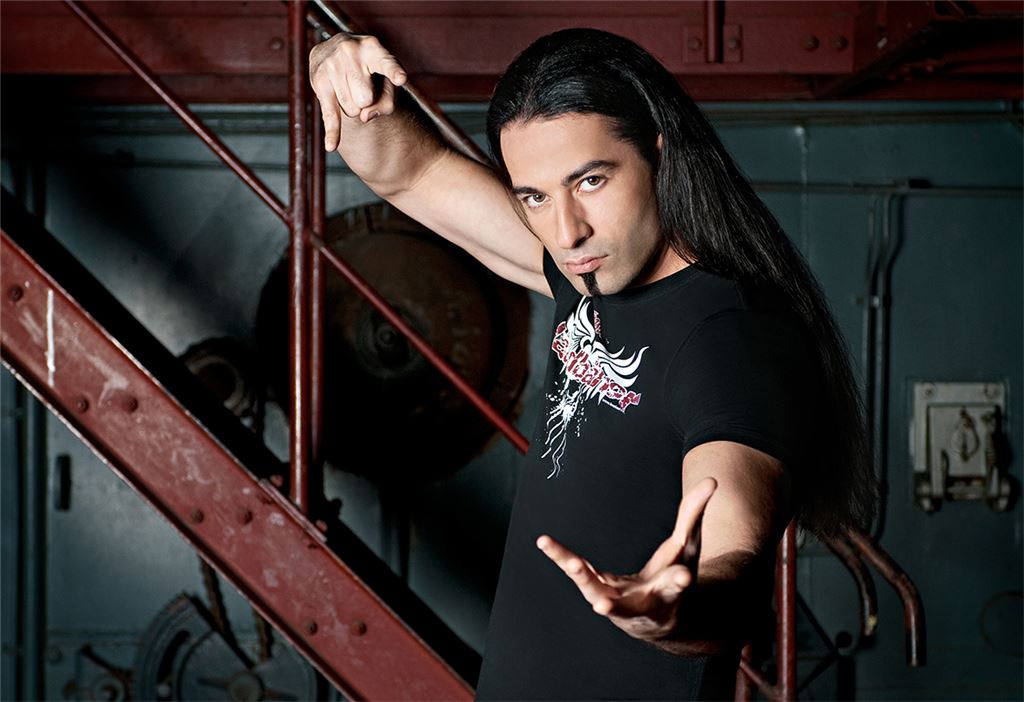 Bülent Ceylan in Mühlacker: Der bundesweit bekannte Comedy-Star präsentierte im Mühlehof Auszüge seines Programms Wilde Kreatürken zugunsten der sozialen Jugendarbeit in Mühlacker.