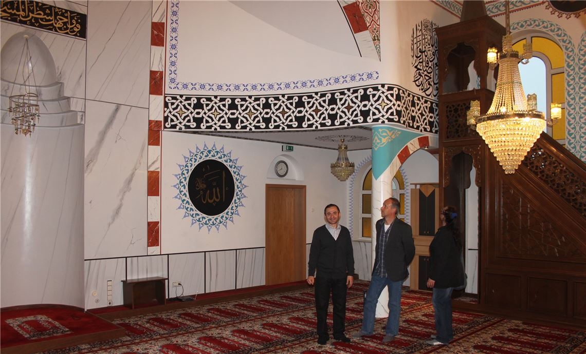Yilmaz Cebeci (li.) erklärt den Moschee-Besuchern das Gotteshaus in Maulbronn und steht für Fragen zur Verfügung.  Foto: Zachmann