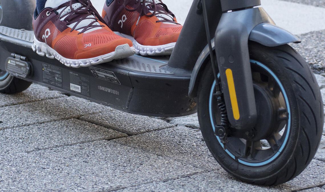 Bahnhofstraße in Mühlacker: E-Roller-Fahrerin prallt auf Gehweg in Fußgängerin und fährt weiter