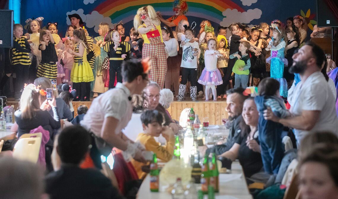 Clowns und Tanzgruppen feiern mit jungen Gästen